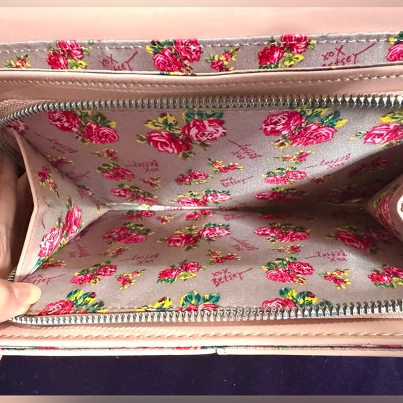 Betsey Johnson Crossbody Blush Pink Bag w/Blush Pink Hearts & Bow. Excel Cond - Picture 10 of 12